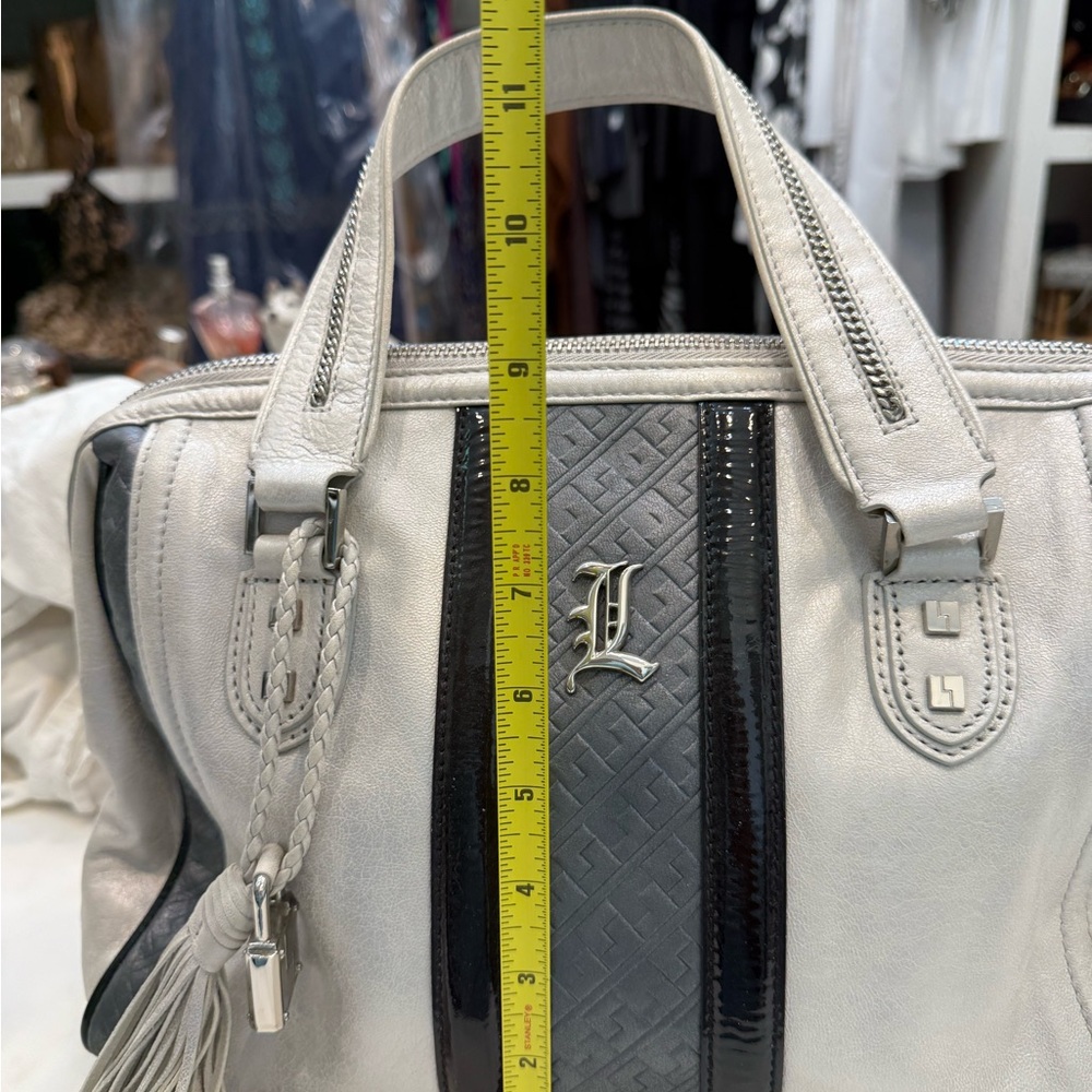 Elegant Oyster White and Gray Designer Handbag - Picture 10 of 12